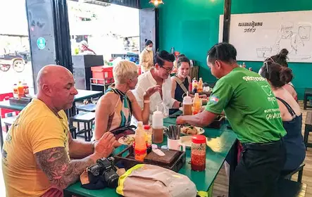 Visita guiada de comida matutina y arte callejero a Phnom Penh