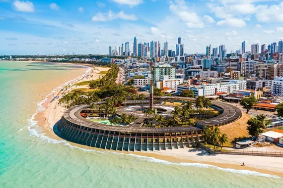 Vista de cima da praia de João Pessoa com prédio da cidade a volta