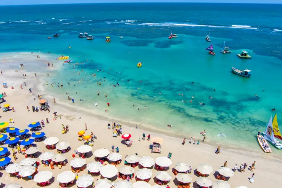 Vista aérea da praia de Porto de Galinhas com mar azul cristalino