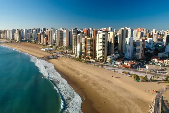 Vista de cima da praia de Fortaleza,junto aos prédios da cidade