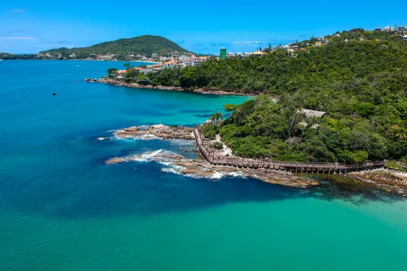 Vista aérea da praia de Ribeiros