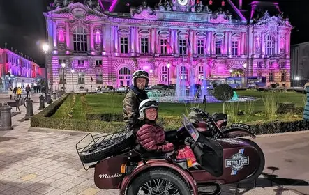 Passeio retrô de sidecar à noite