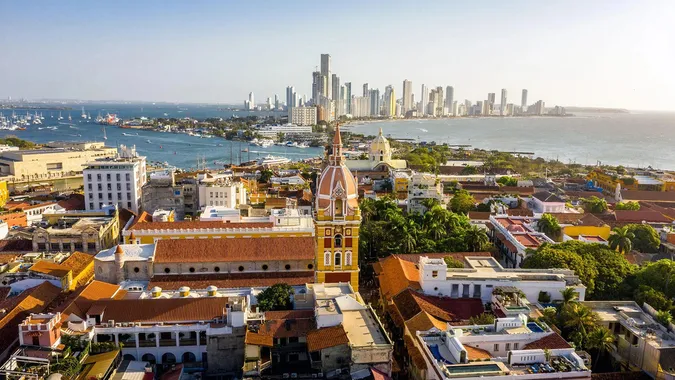 Vista aérea da cidade de Cartagena com o contraste entre o histórico e o contemporâneo